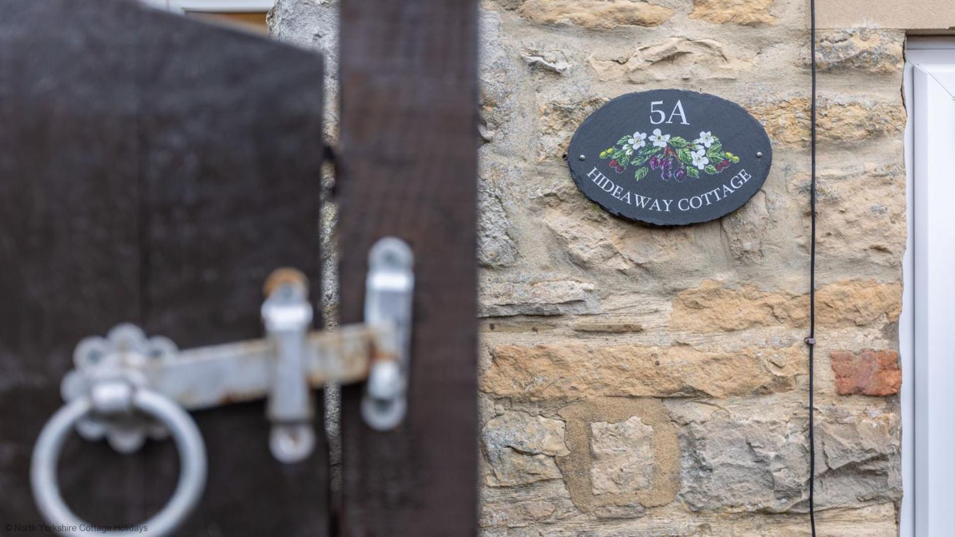 Picturesque Stone In The Heart Of North Yorkshire Village - Hideaway *