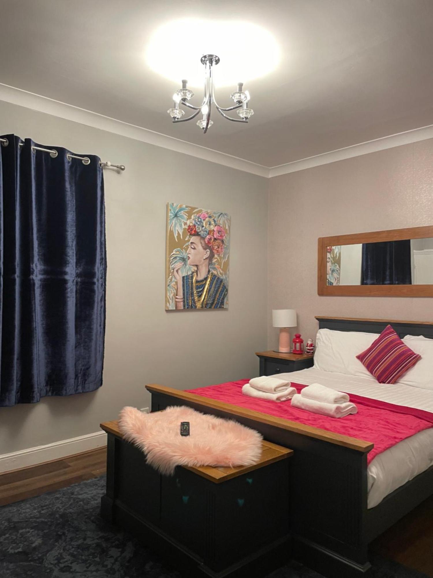 Luxury In - Sleeps -5 , Free Parking ,
