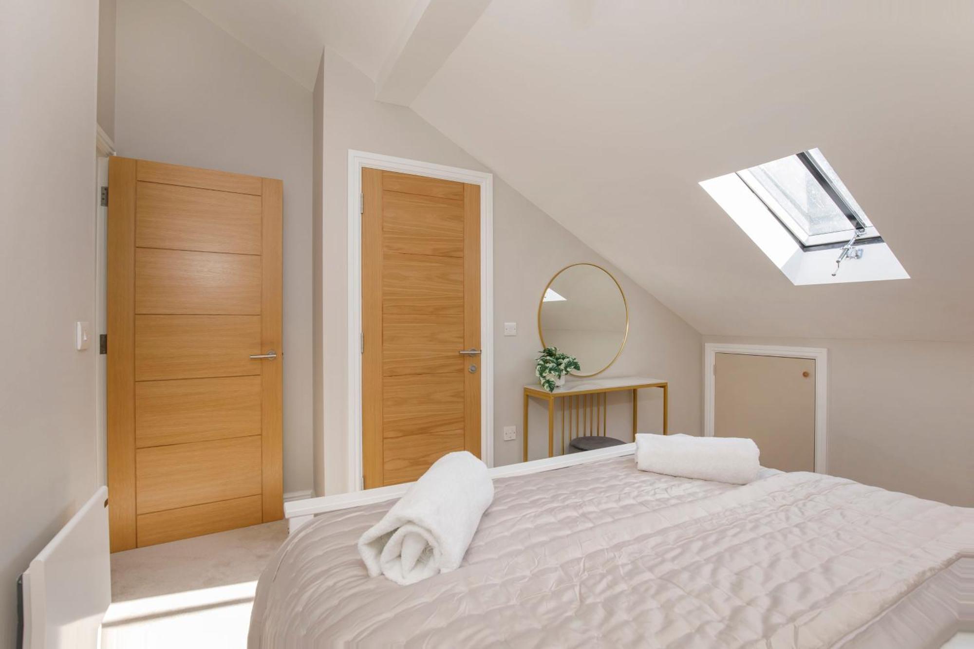 Crescent Court Modern And Luxurious * York