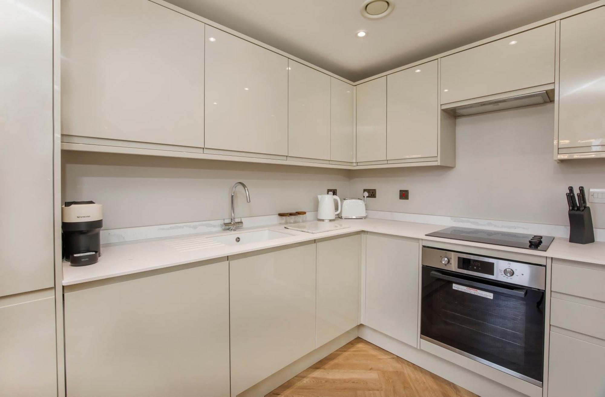 Crescent Court Modern And Luxurious York