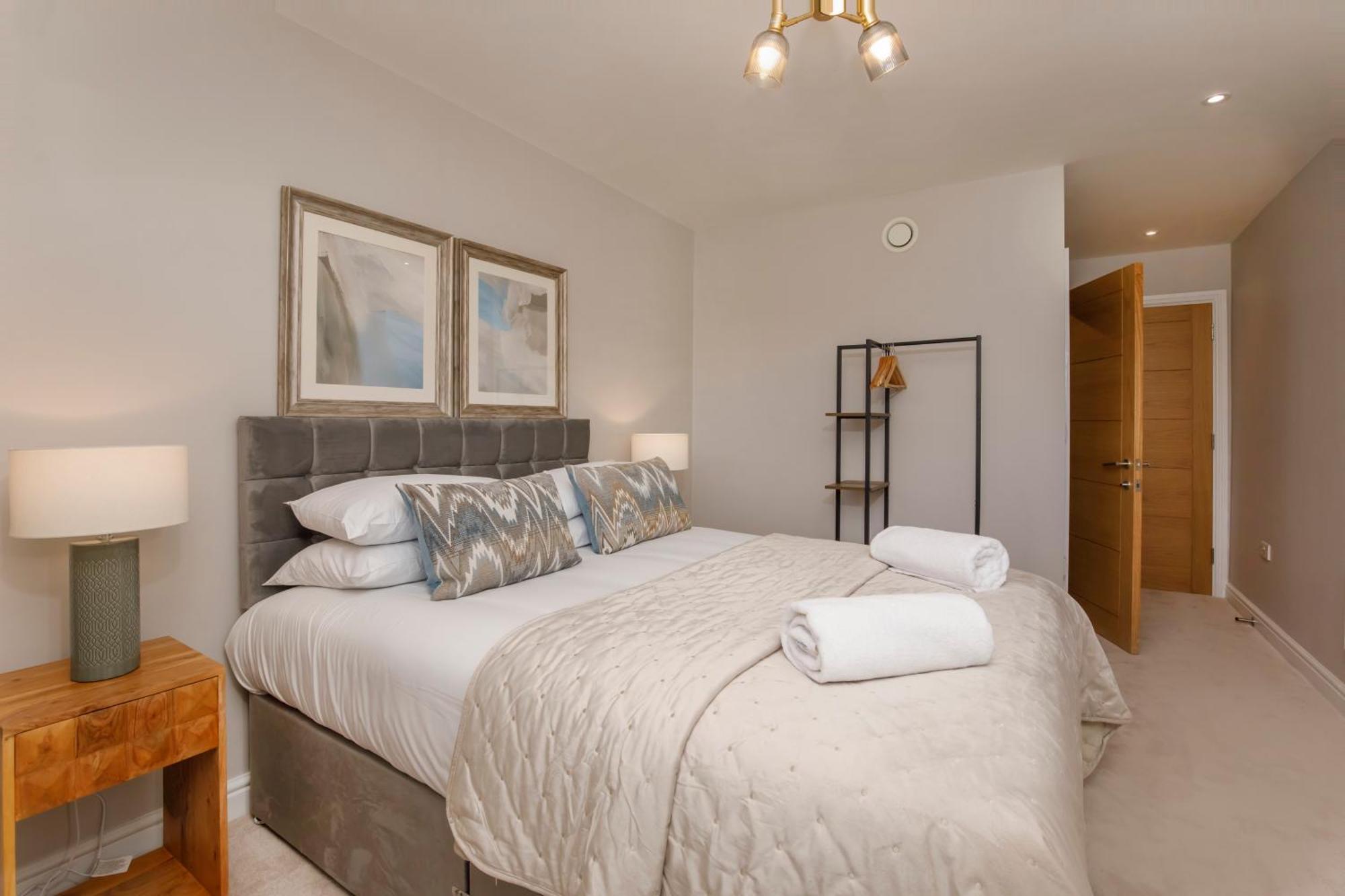 Crescent Court Modern And Luxurious