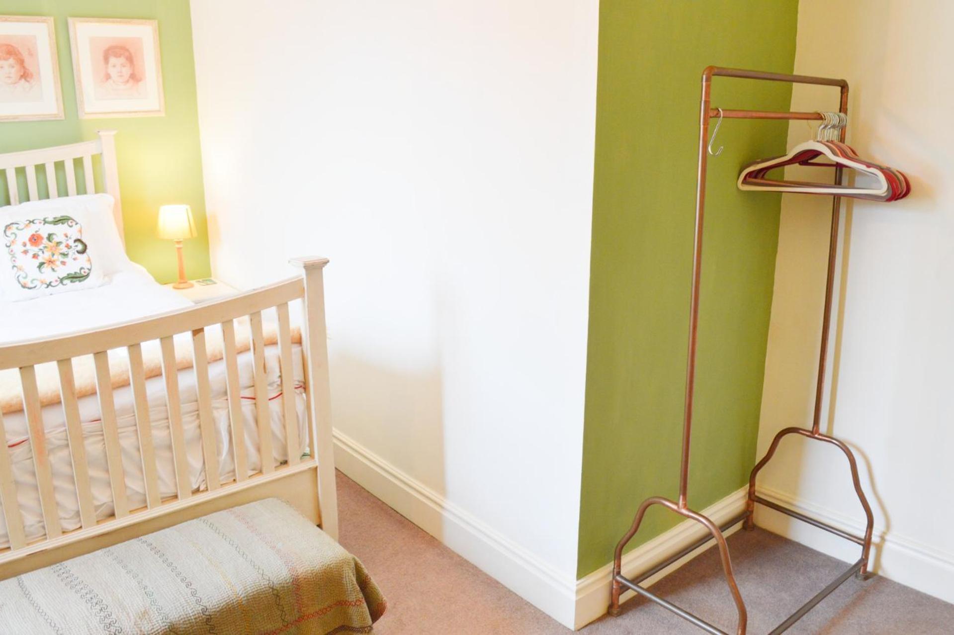 Newly Renovated Centre Flat - Pass The Keys Apartment
