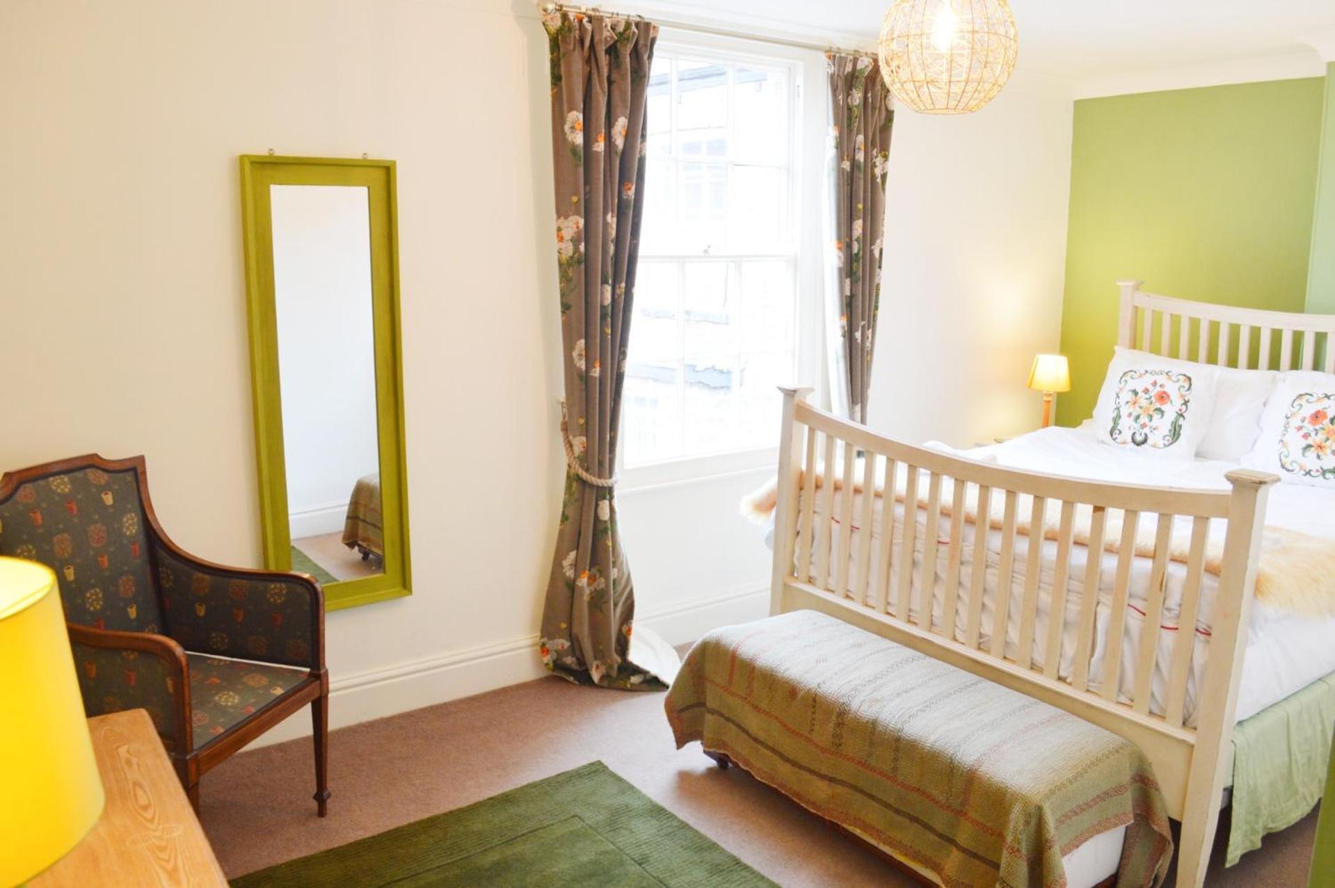 Newly Renovated Centre Flat - Pass The Keys *