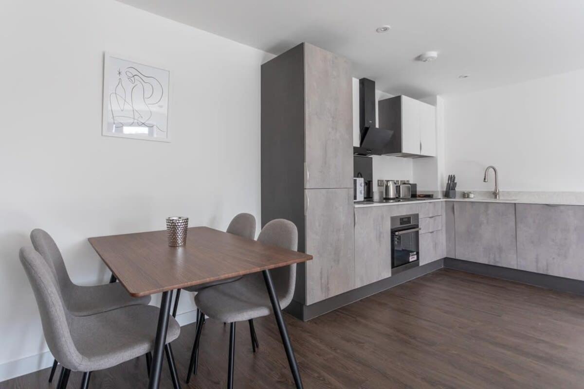Stayzeni, Ouse Court Smart 2 Bed Flat Apartment *