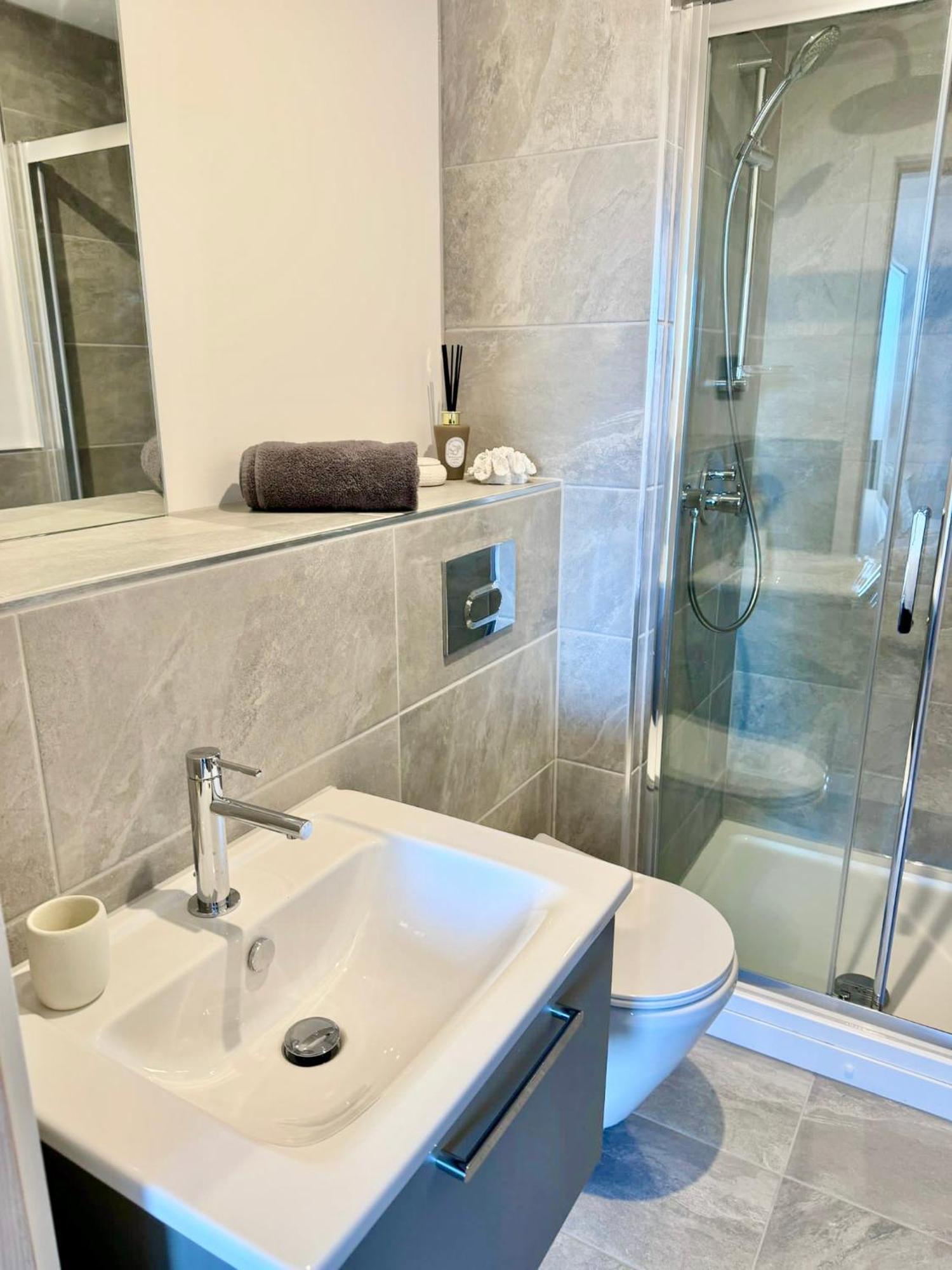 Stay@55 -secure Underground Parking Apartment