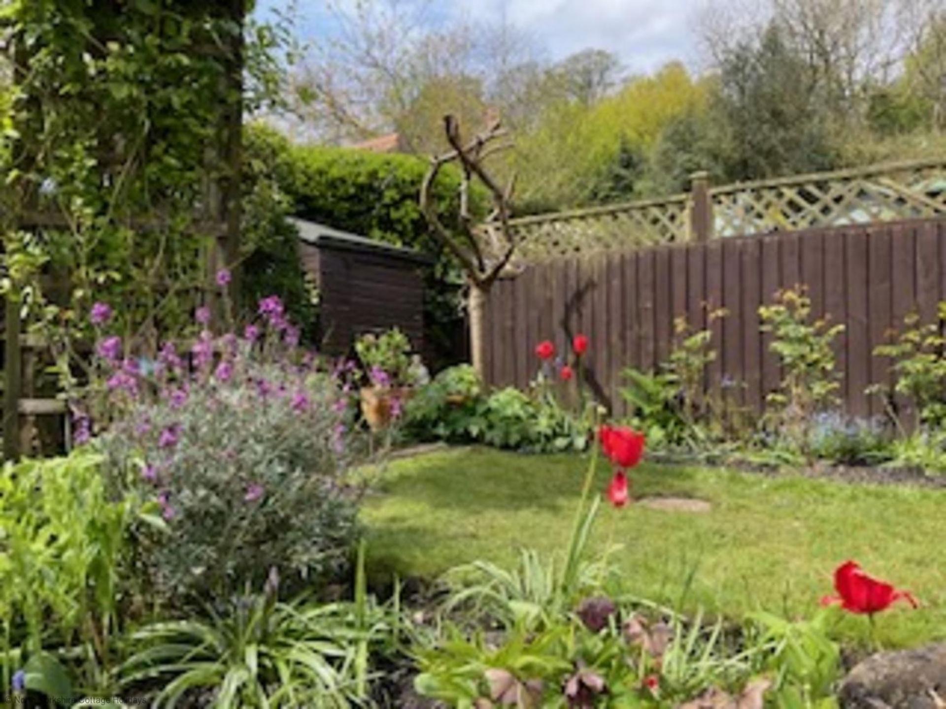 Picturesque Stone In The Heart Of North Yorkshire Village - Hideaway