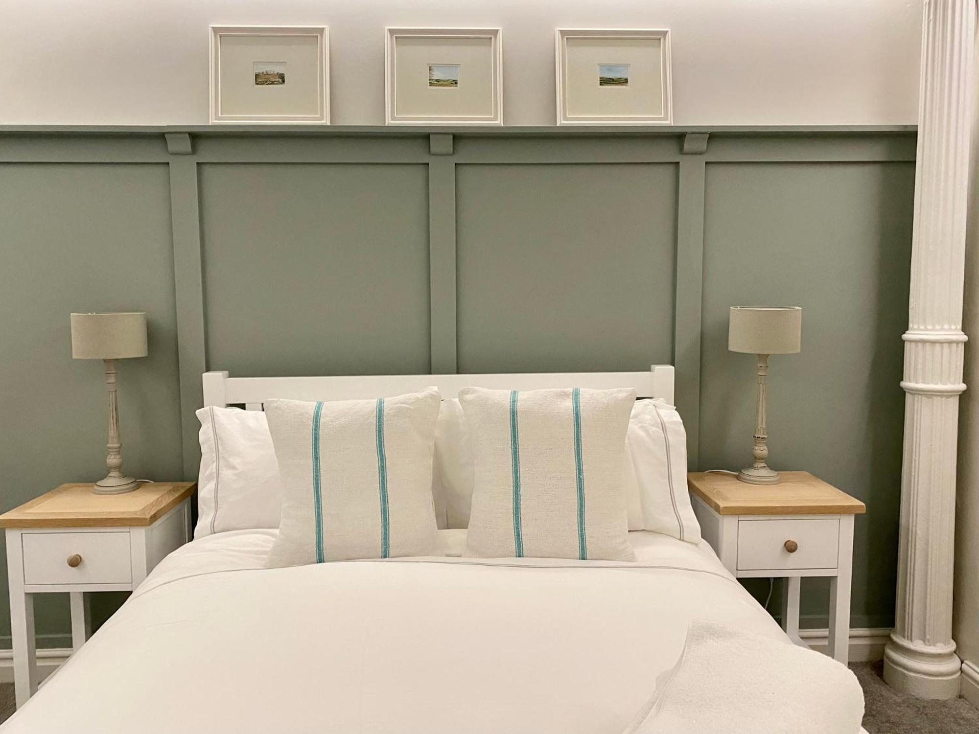 Apartment Victoria Bar Walls By Chateau Anna, - Free Parking
