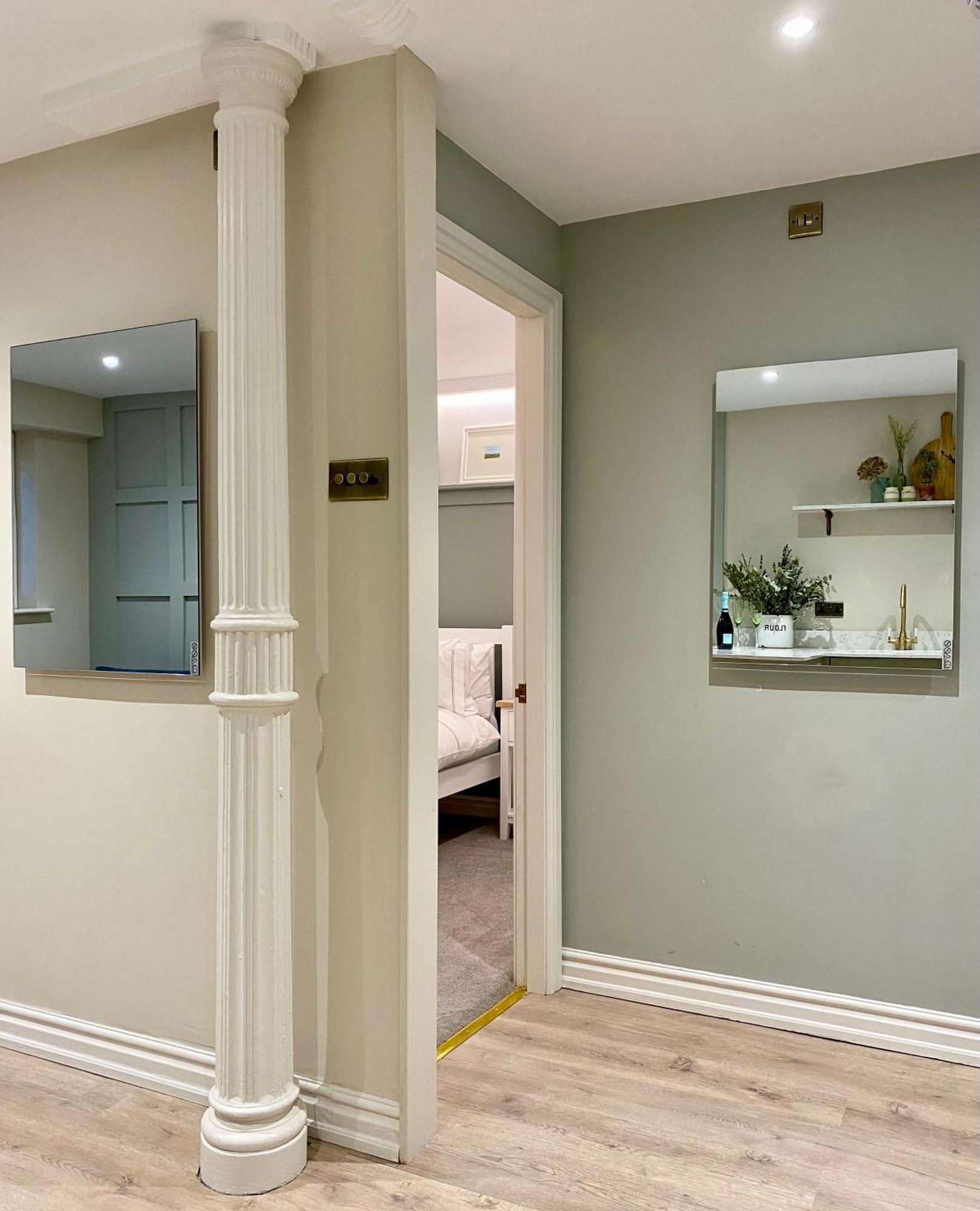 Victoria Bar Walls By Chateau Anna, - Free Parking *