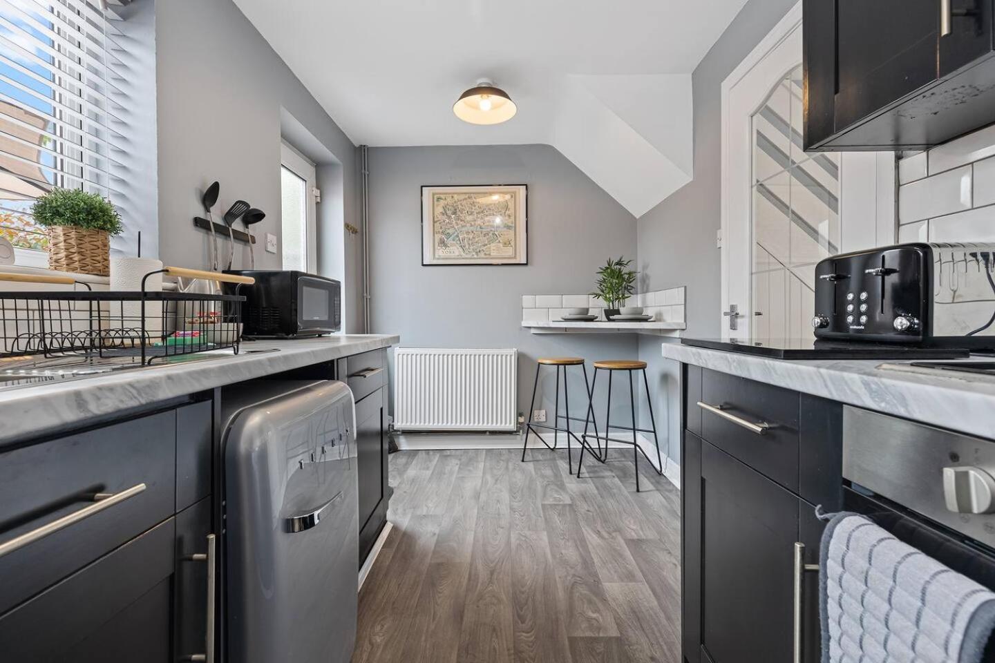 Pass The Keys 127 Bellhouse Way - Renovated Family For 2 Holiday home *