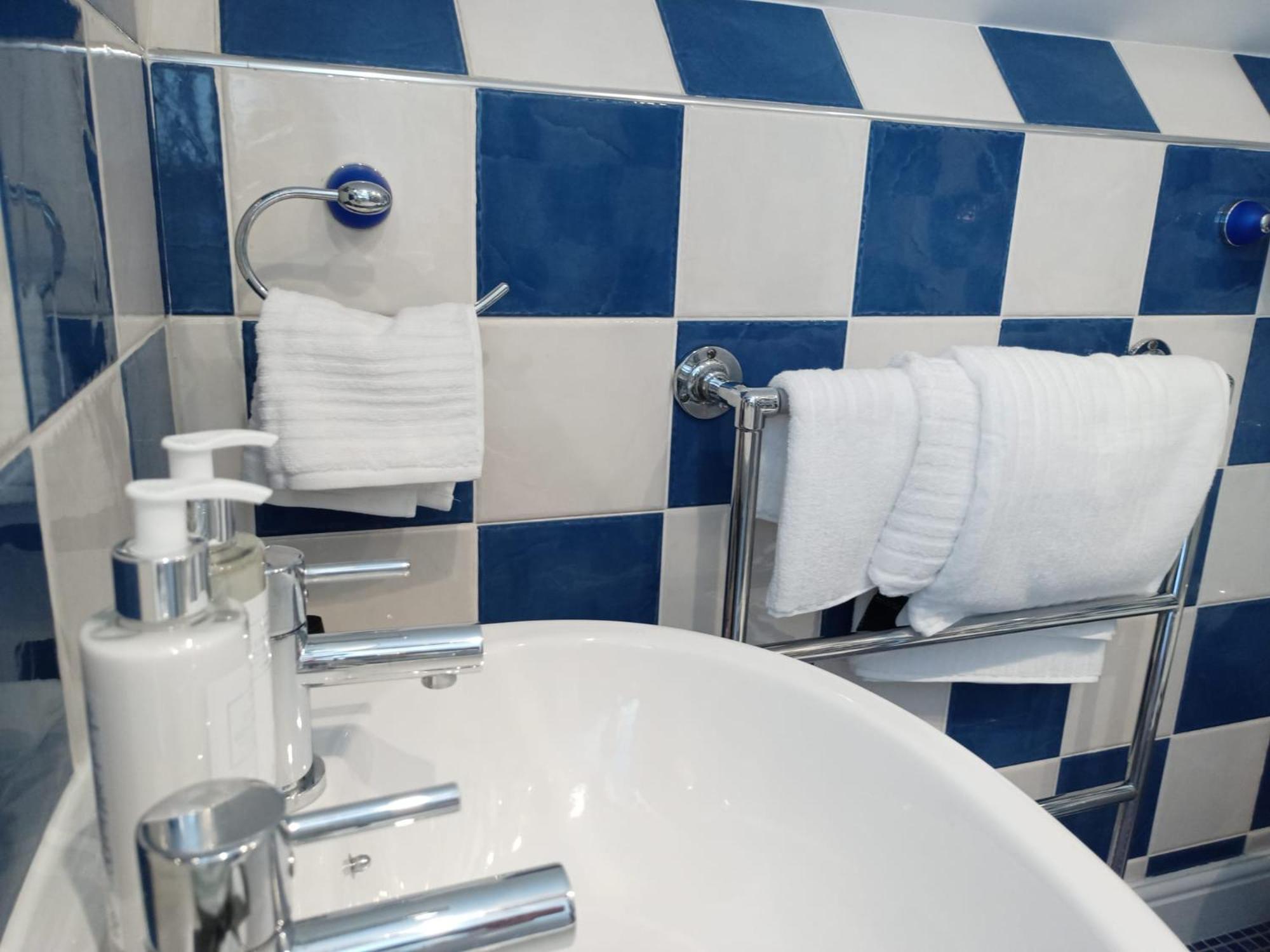 Homestay Large Double With Free Parking In *