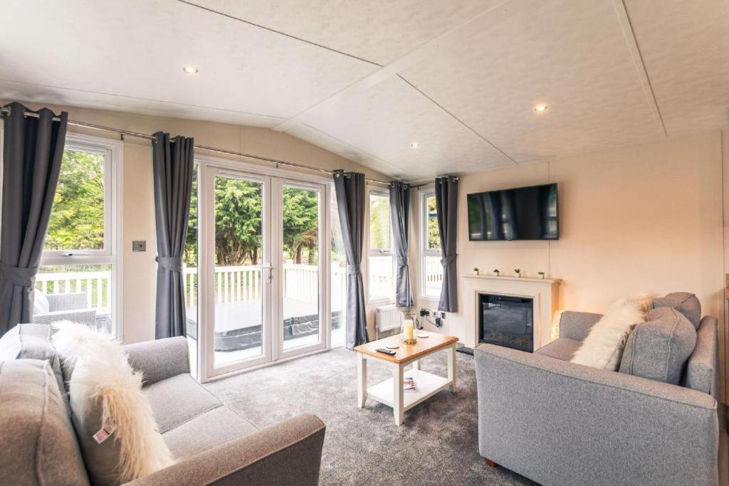 The Serenity With Hot Tub Holiday home