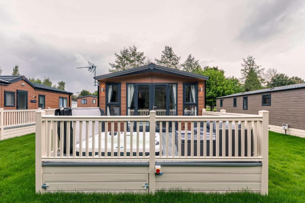 The Serenity With Hot Tub Holiday home *
