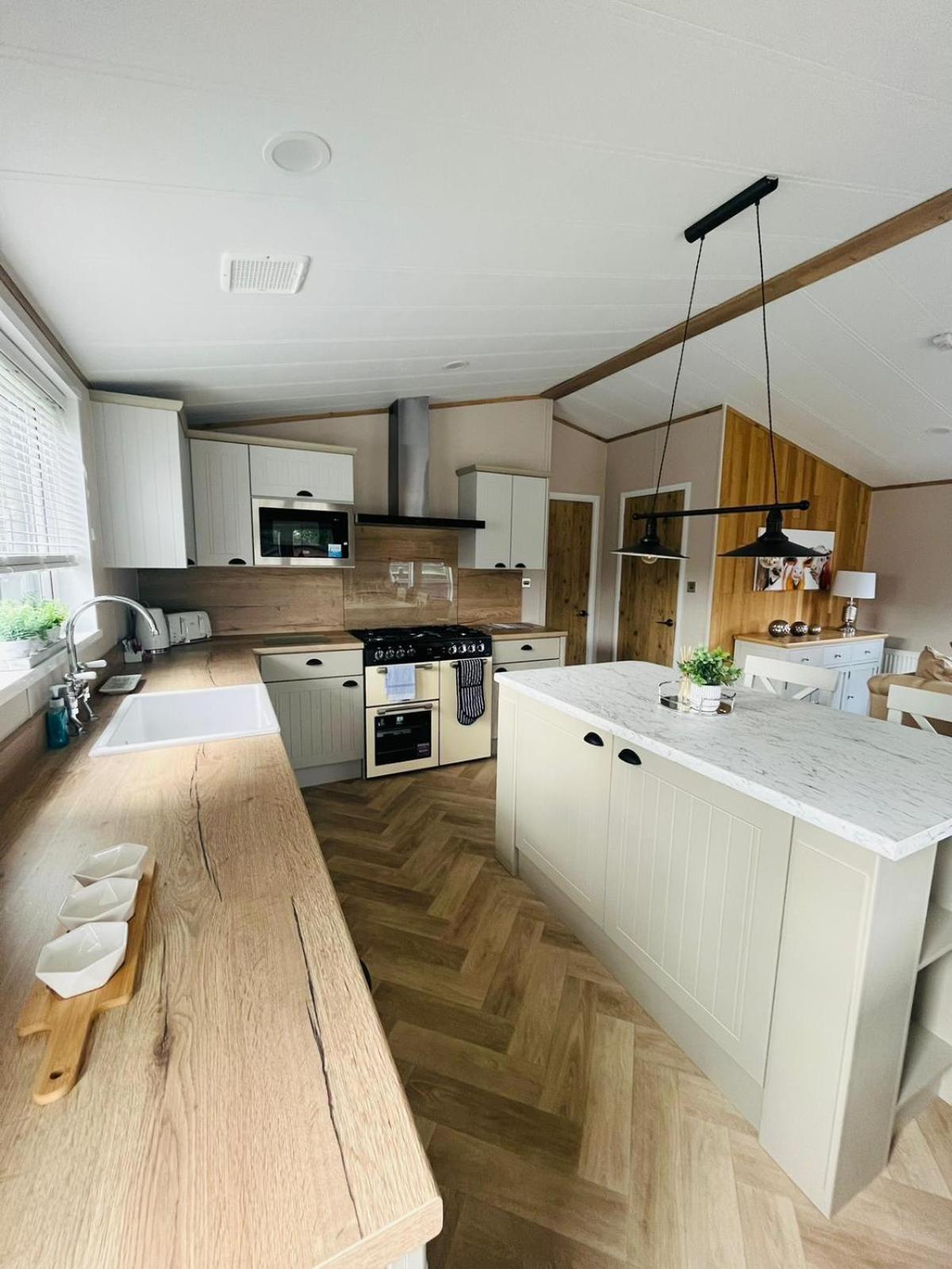 Huckleberry With Hot Tub Holiday home *