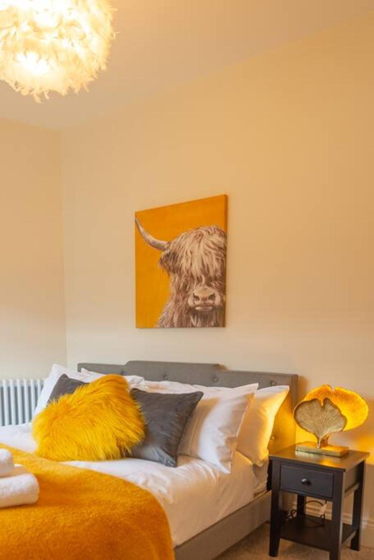 Escape 2 Unwind At The Parade, Accommodates 10 Holiday home *