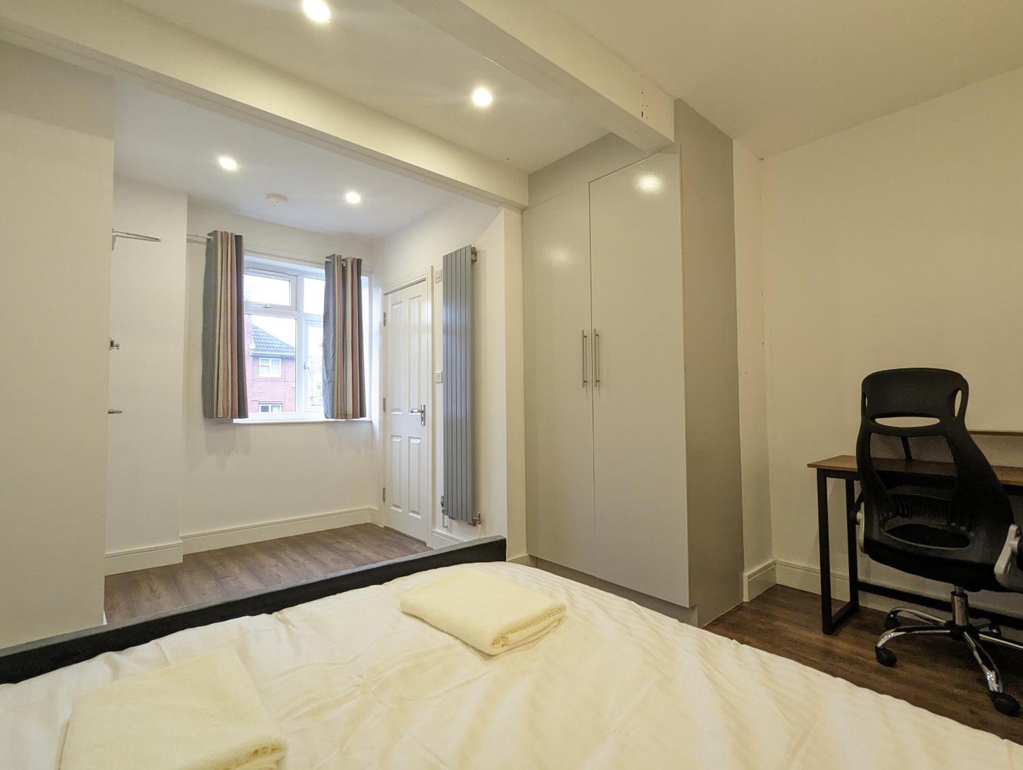 Near City Centre Private Bath Free Parking Holiday home