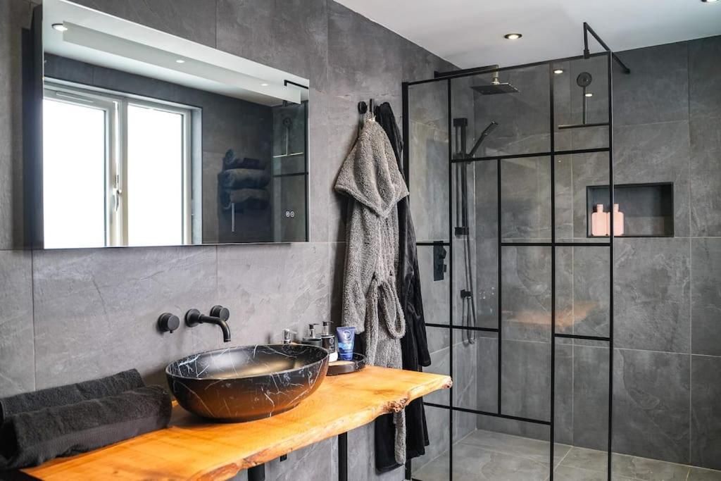 Modern And Luxury House Apartment *