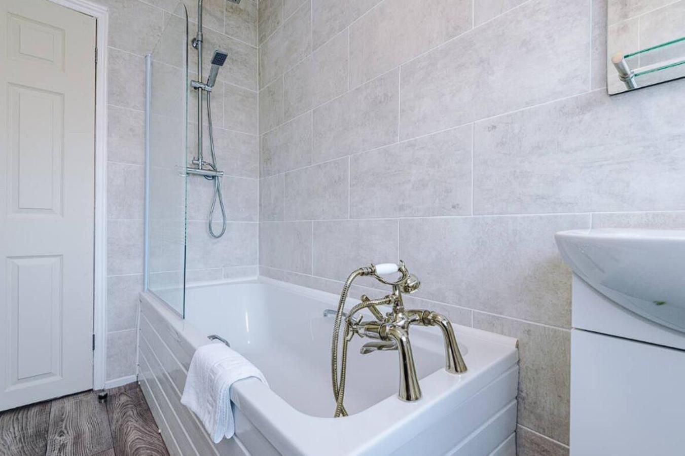 Charming And Modern 3br Steps Away From Center Holiday home