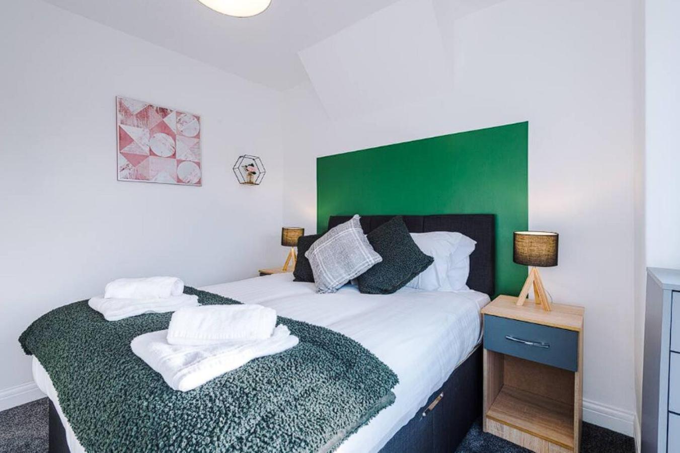 Charming And Modern 3br Steps Away From Center Holiday home *