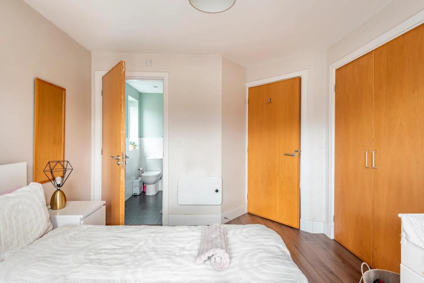 Quiet Flat Close To Walls Pass The Keys *