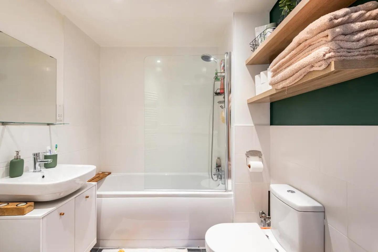 Quiet Flat Close To Walls Pass The Keys *