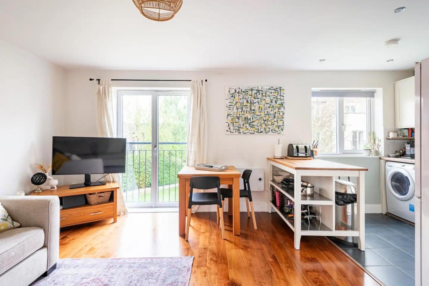 Apartment Quiet Flat Close To Walls Pass The Keys