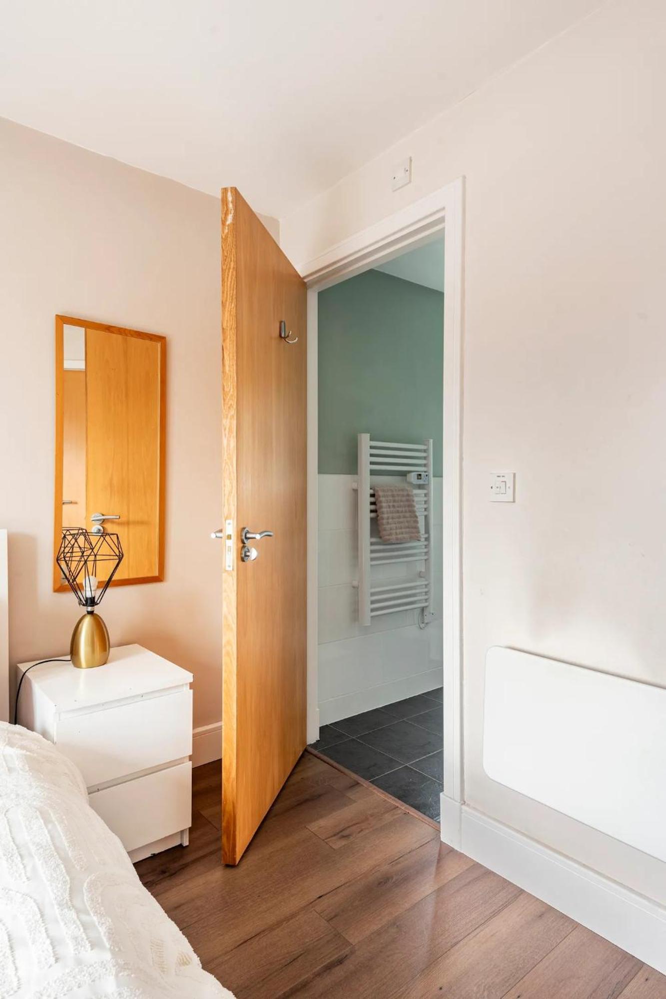 Apartment Quiet Flat Close To Walls Pass The Keys *