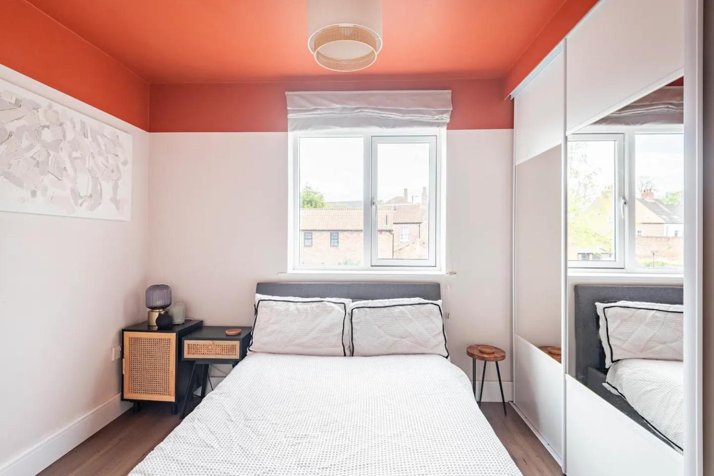 Quiet Flat Close To Walls Pass The Keys