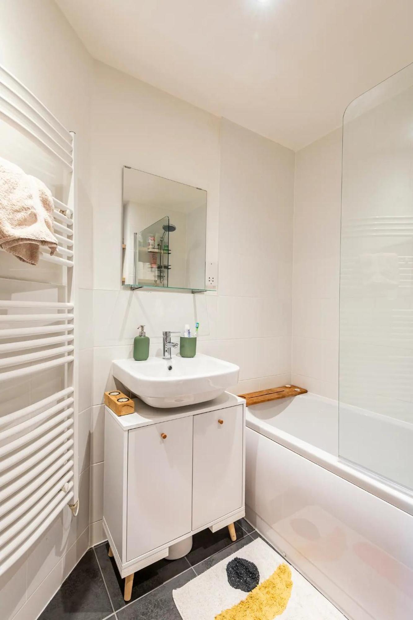 Quiet Flat Close To Walls Pass The Keys *