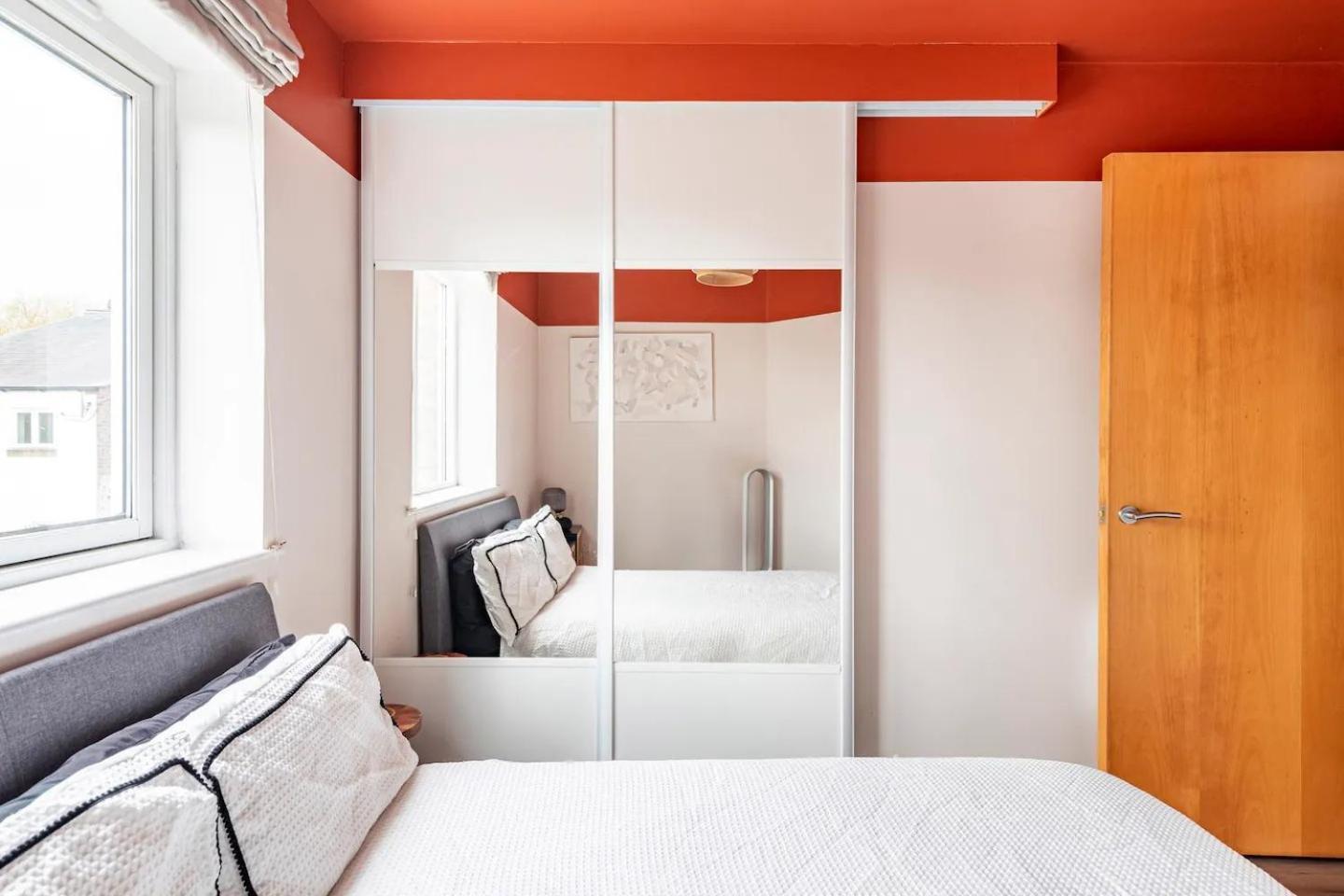 Quiet Flat Close To Walls Pass The Keys
