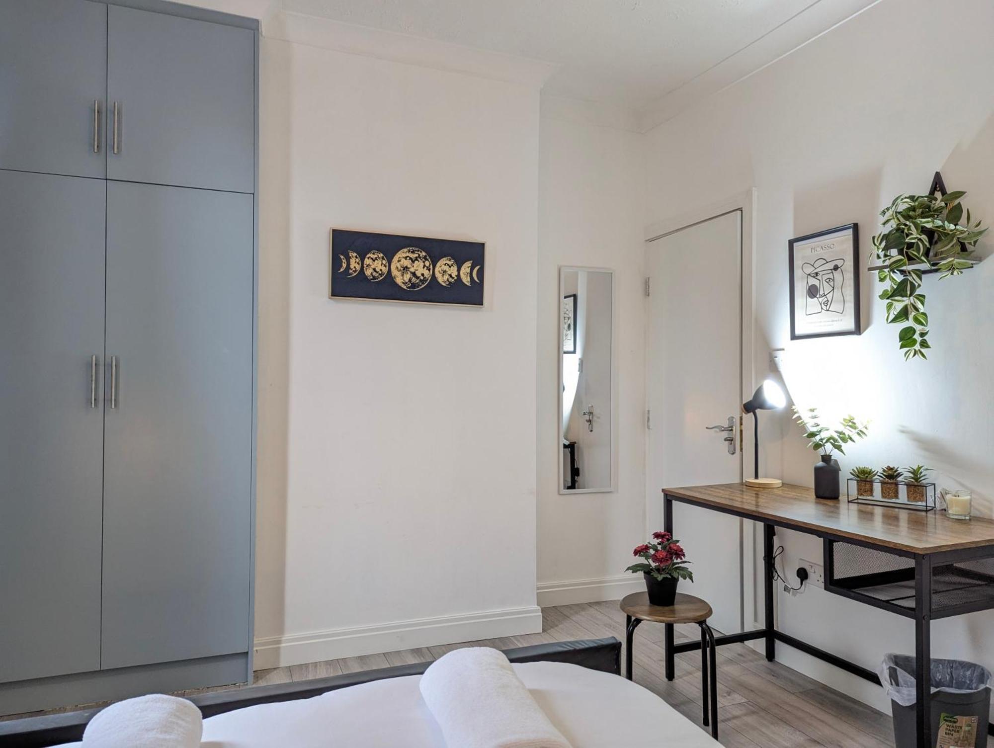 Modern Double W Private Bath & Free Parking Holiday home