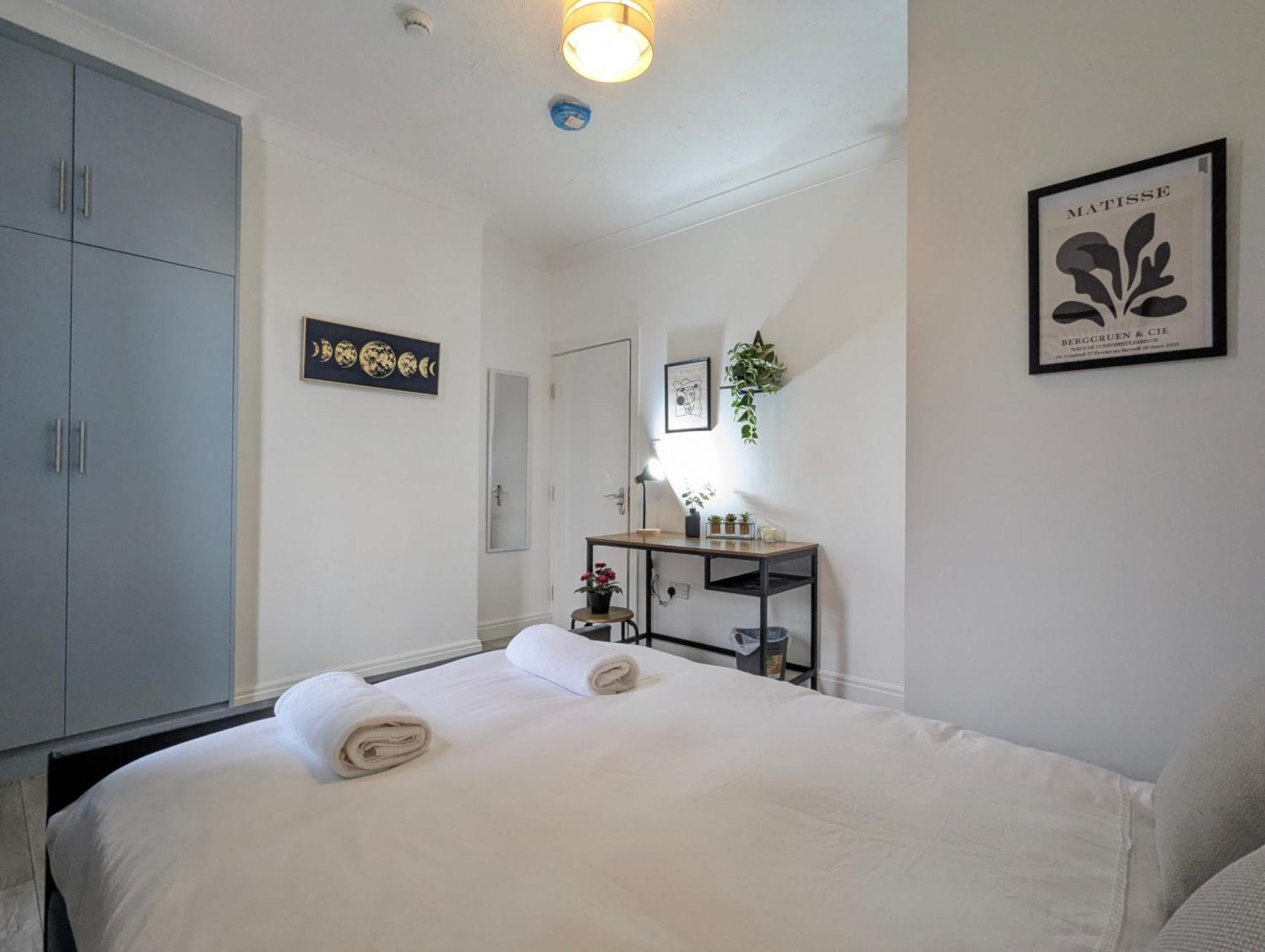 Holiday home Modern Double W Private Bath & Free Parking *