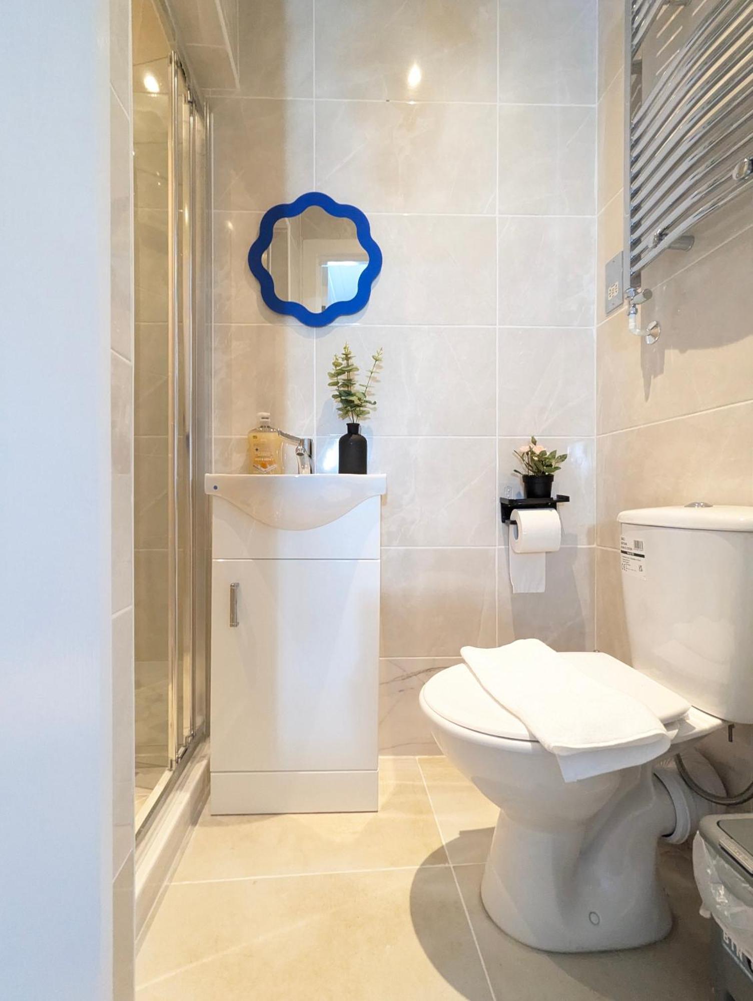 Modern Double W Private Bath & Free Parking Holiday home York