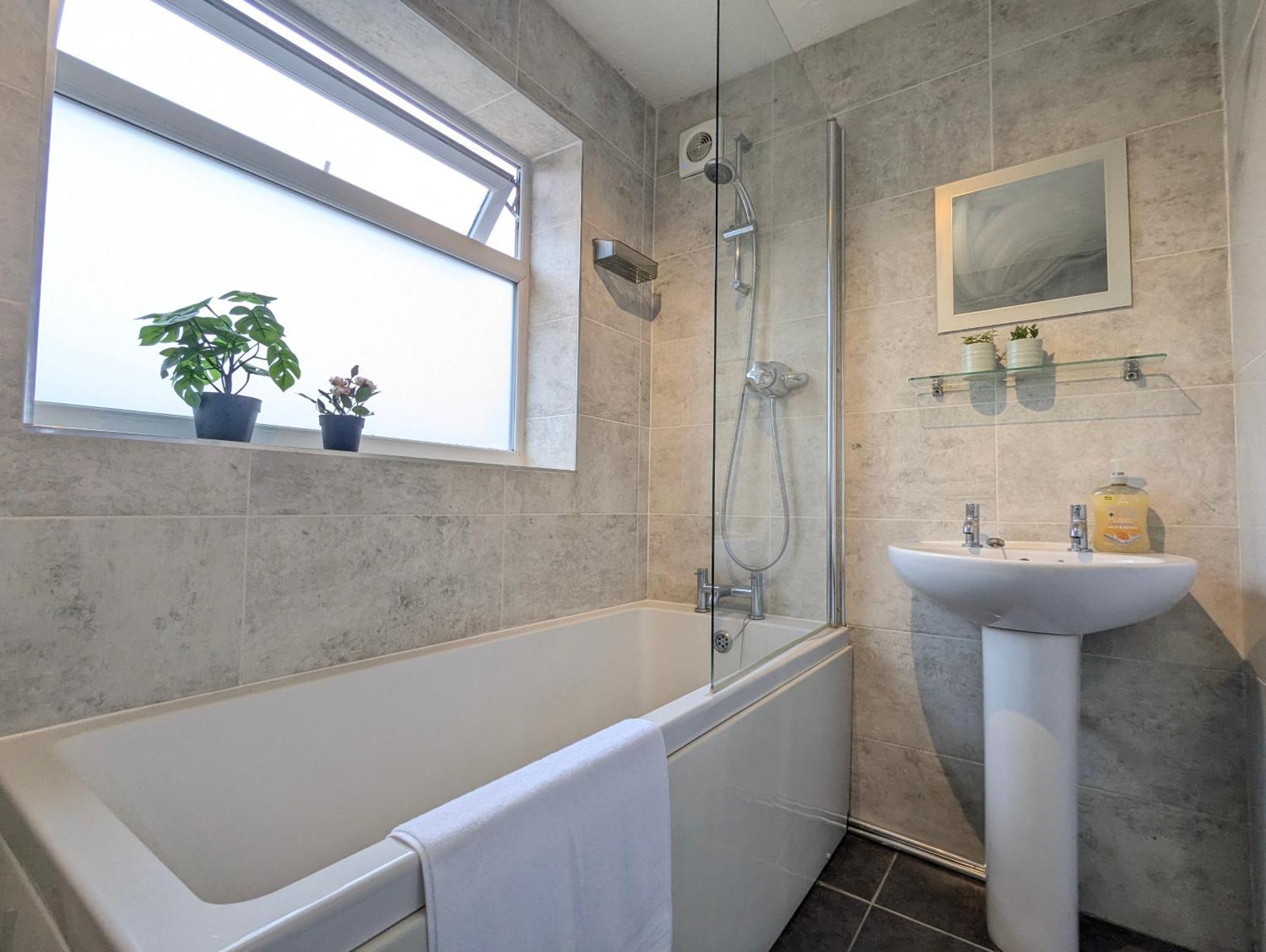 Modern Double W Private Bath & Free Parking York