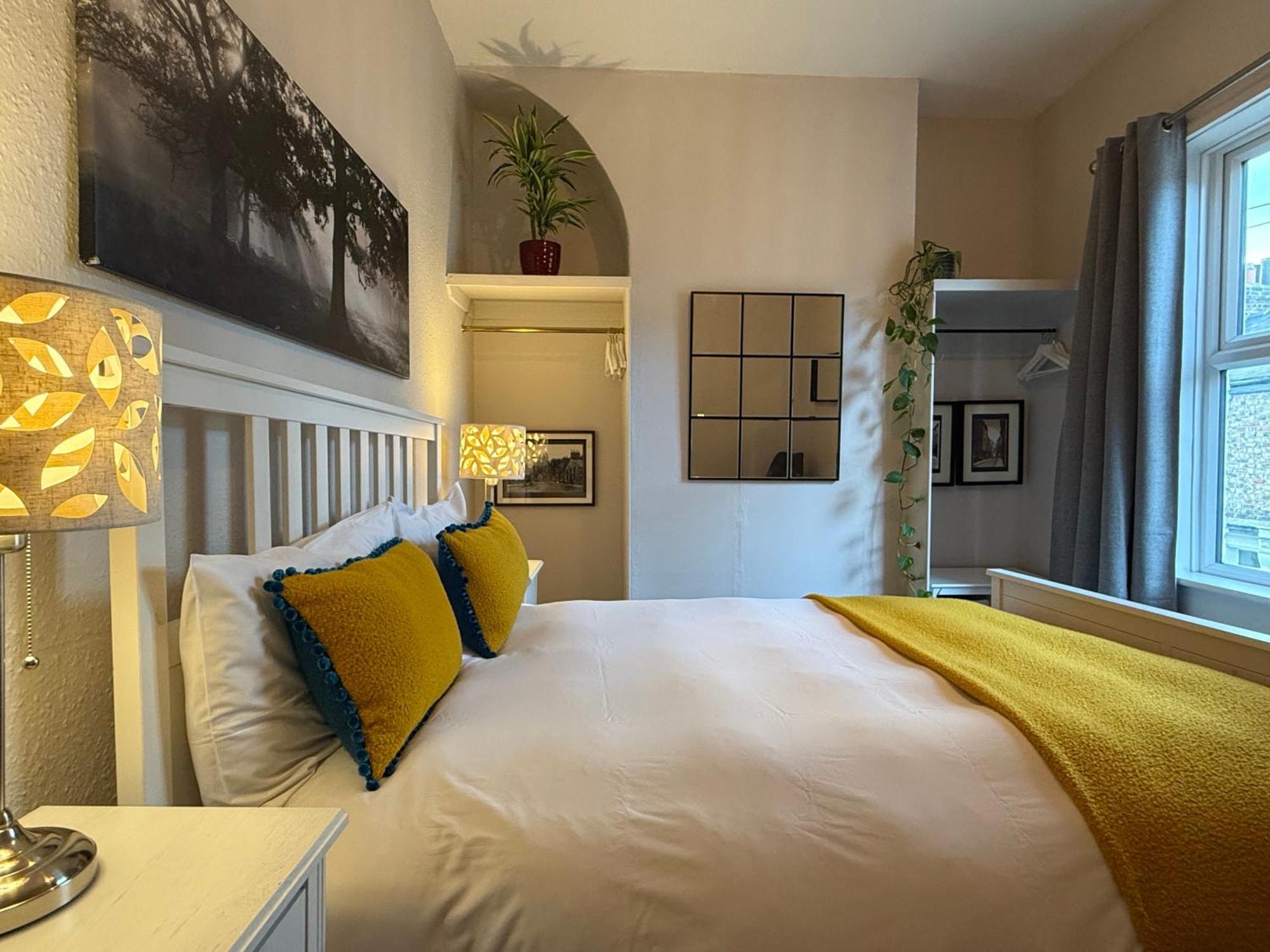 Comfy Within Wall, 10 Mins Walk To Centre, Attractions & Railway Station Holiday home