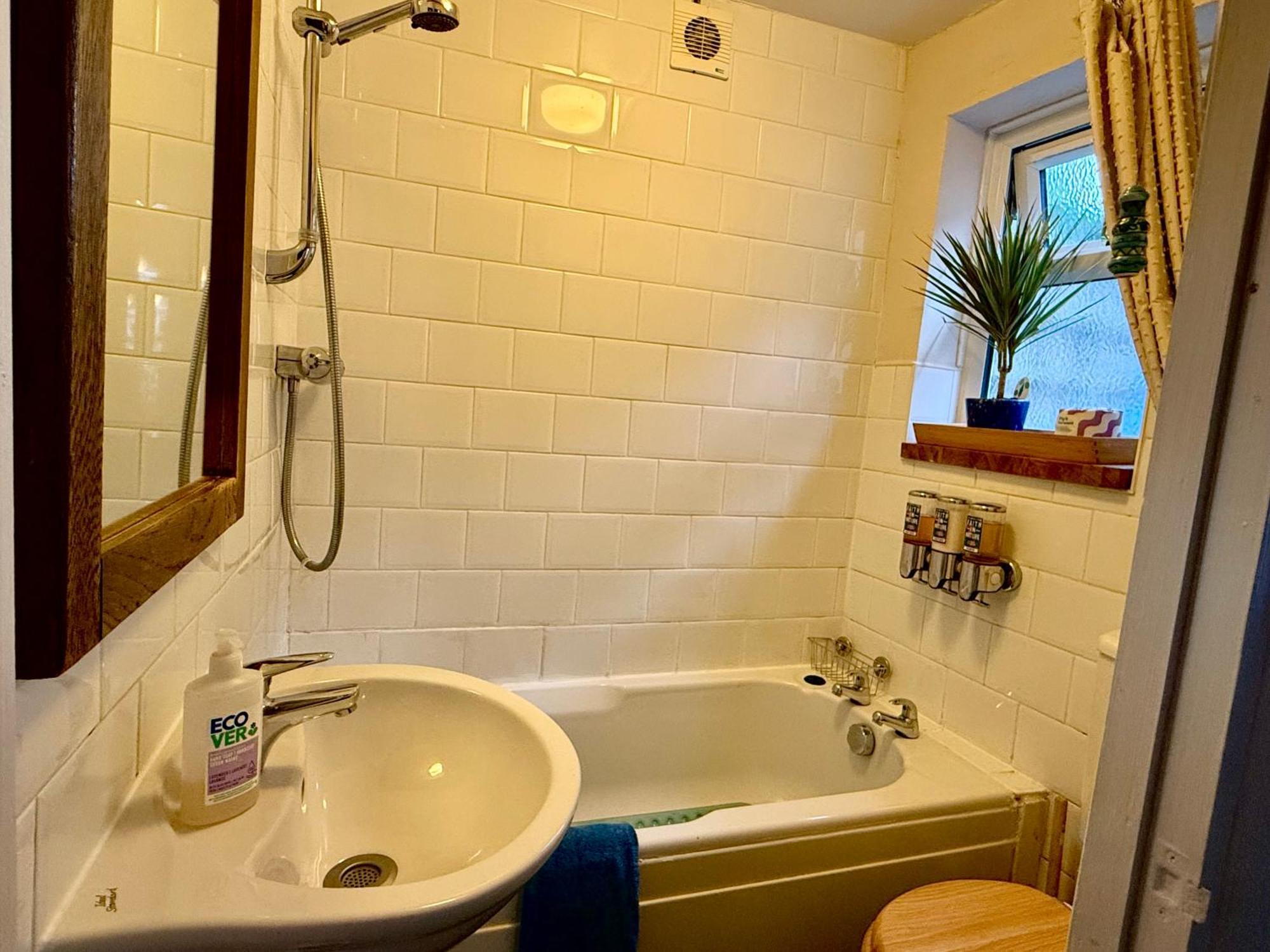 Holiday home Comfy Within Wall, 10 Mins Walk To Centre, Attractions & Railway Station *