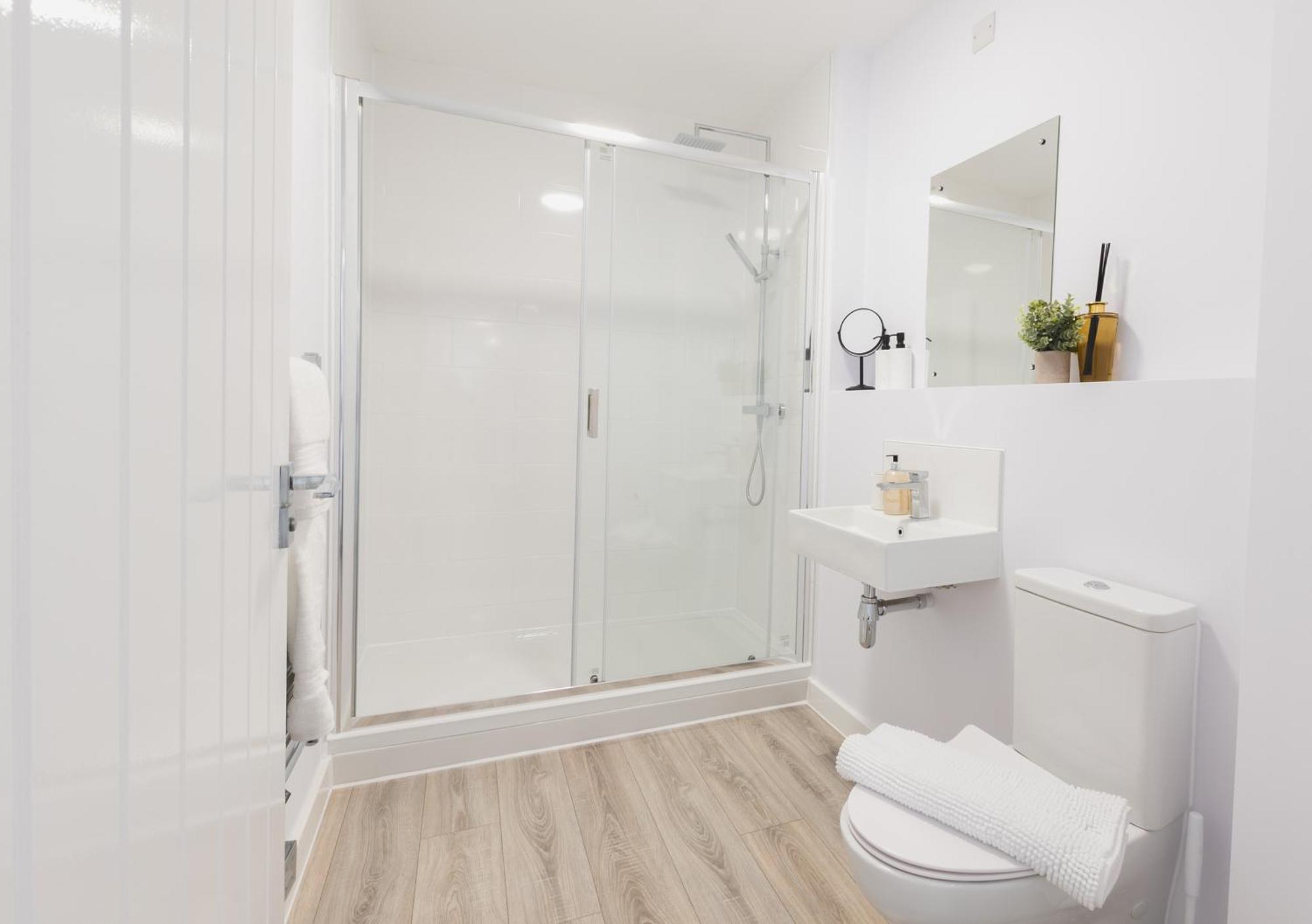 Apartment Stylish New-build, Free Parking, 20-minute Walk To Centre *