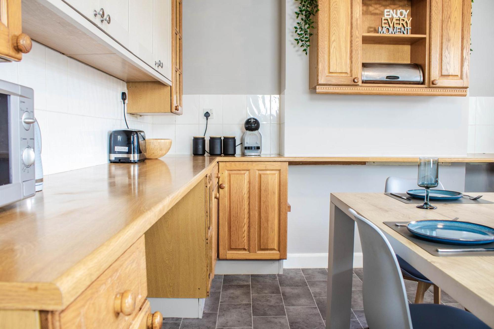 3 Bed House - Free Parking - 10 Minutes To Centre - Perfect For Families, Contractors And Relocators - Long Rates Available Apartment York