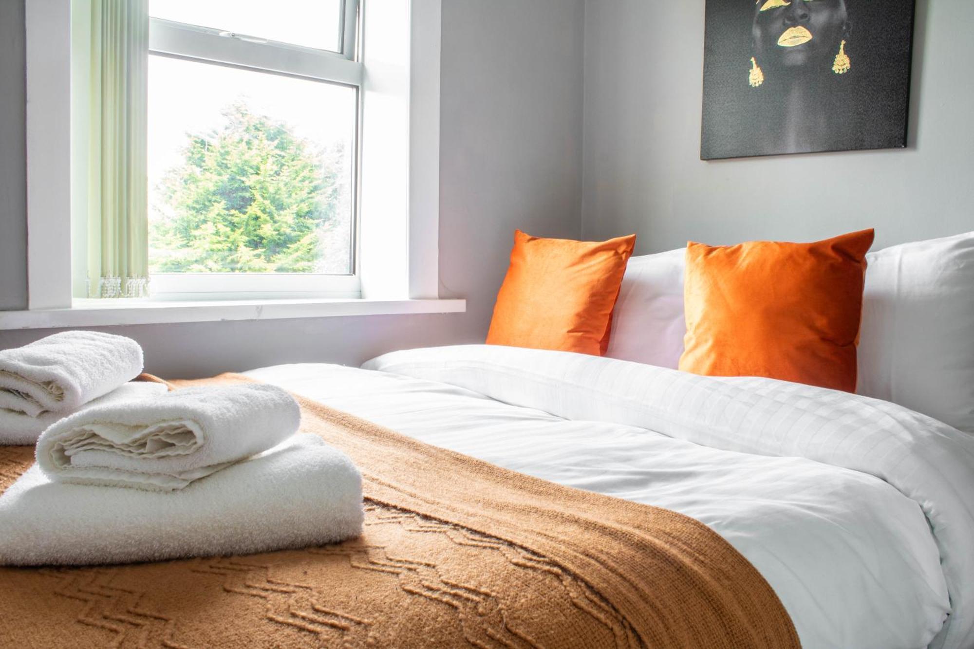 3 Bed House - Free Parking - 10 Minutes To Centre - Perfect For Families, Contractors And Relocators - Long Rates Available Apartment *