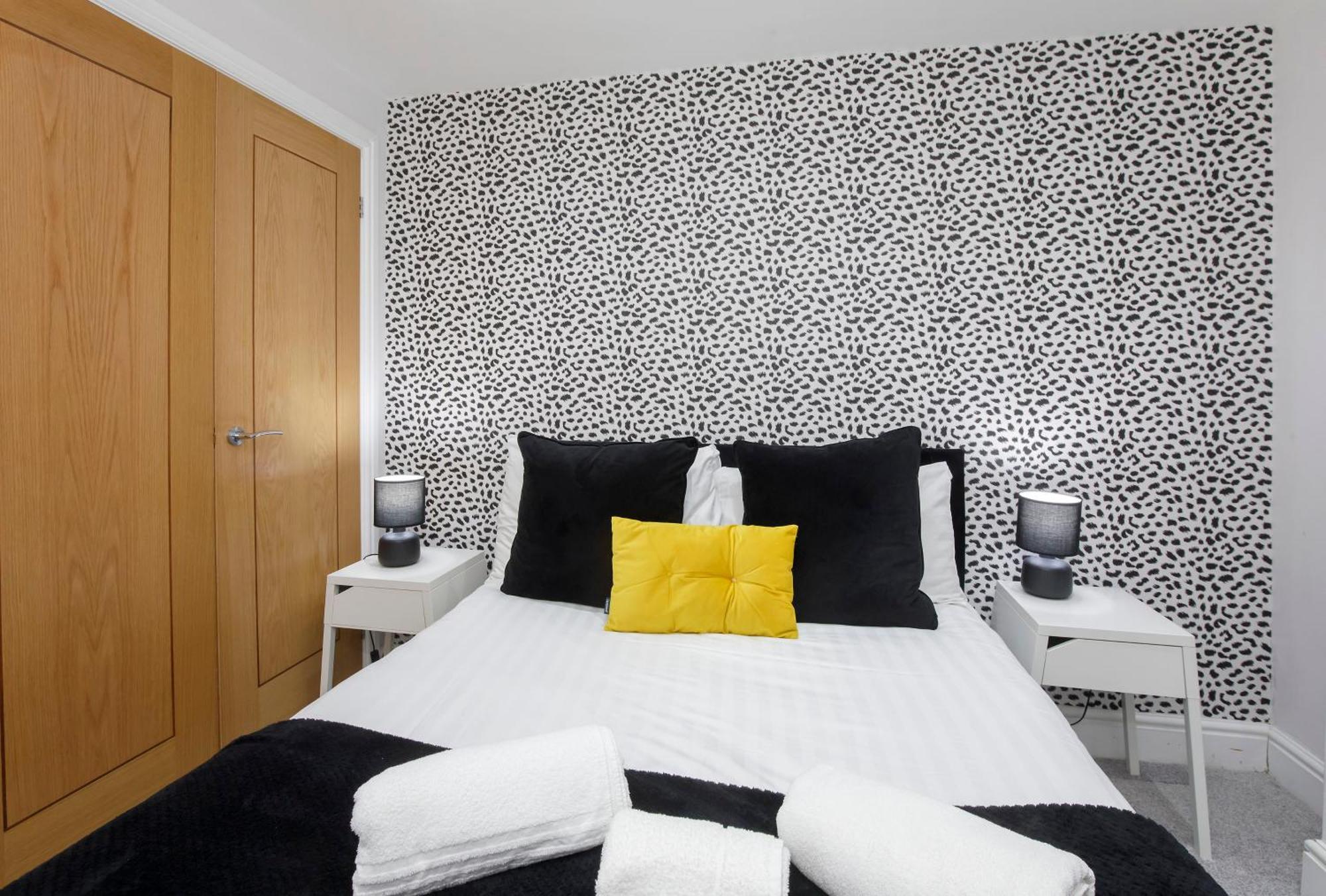 Apartment 1 The Keyes- Stylish & Spacious With Free Parking