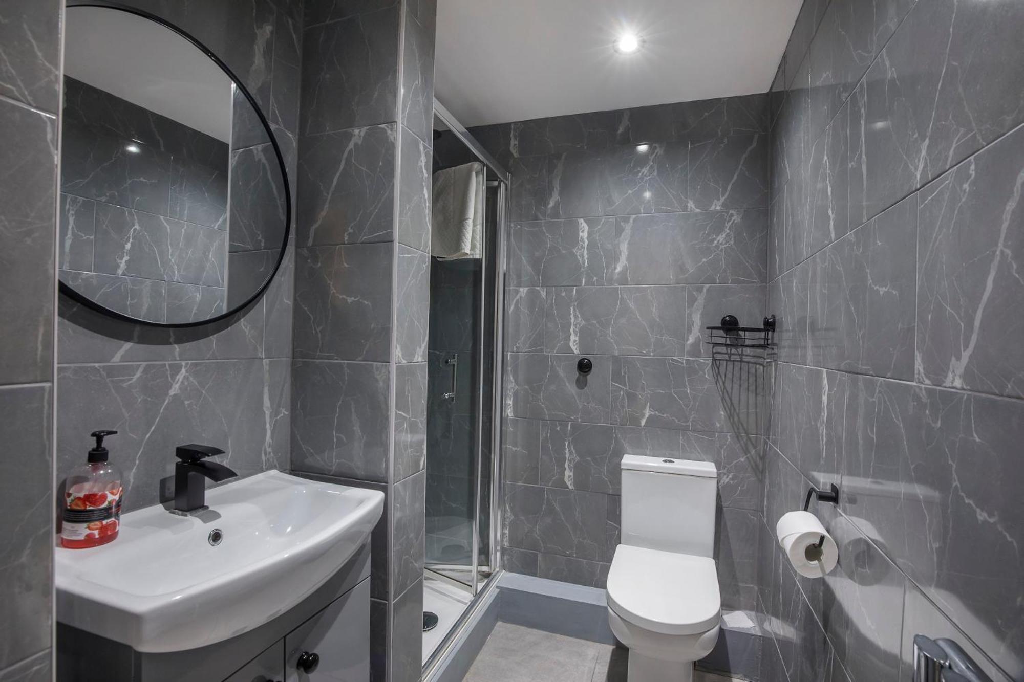 Apartment 1 The Keyes- Stylish & Spacious With Free Parking *