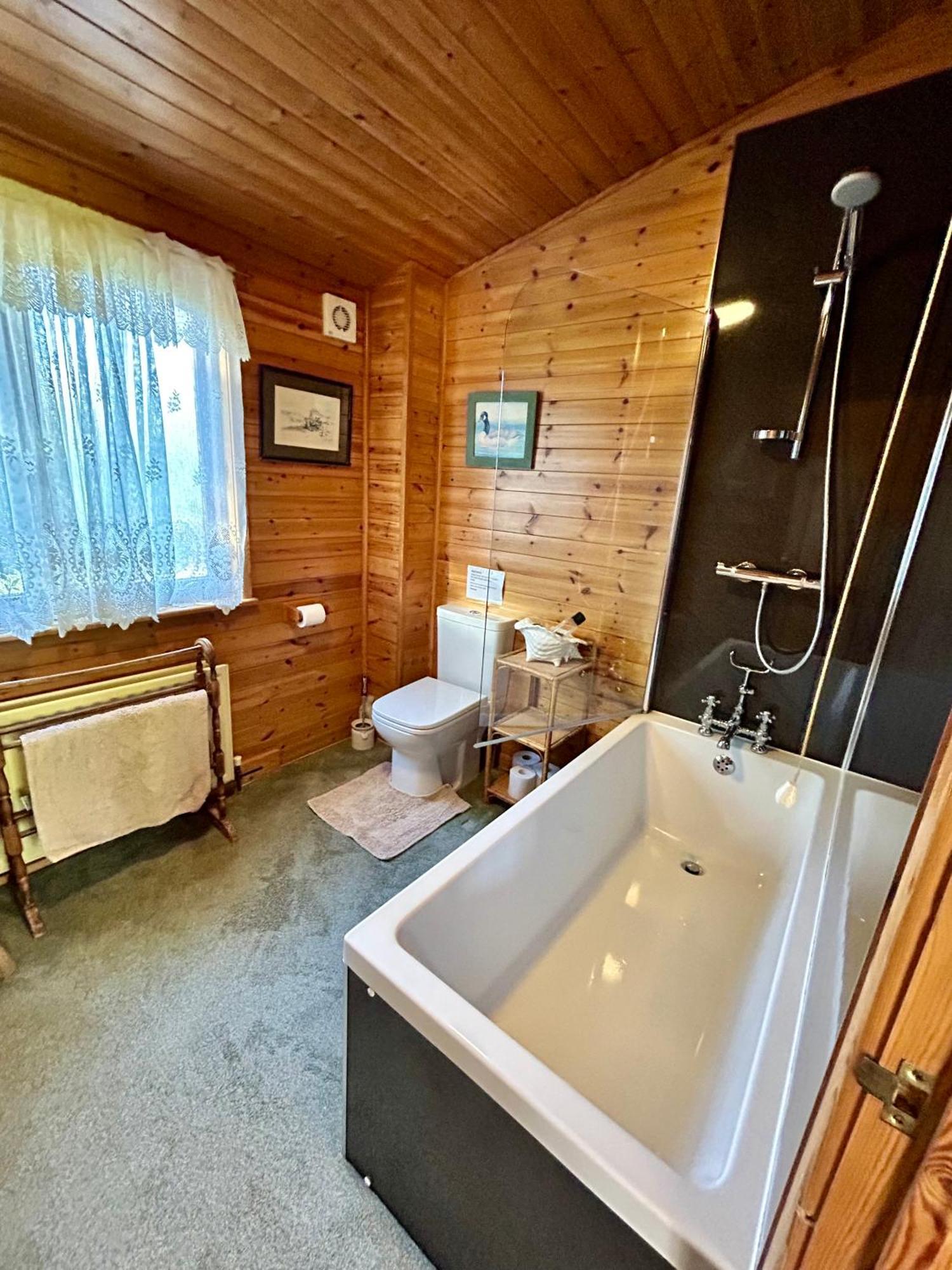 'little Grebe' - Secluded Rustic - Fishermans Delight. Chalet