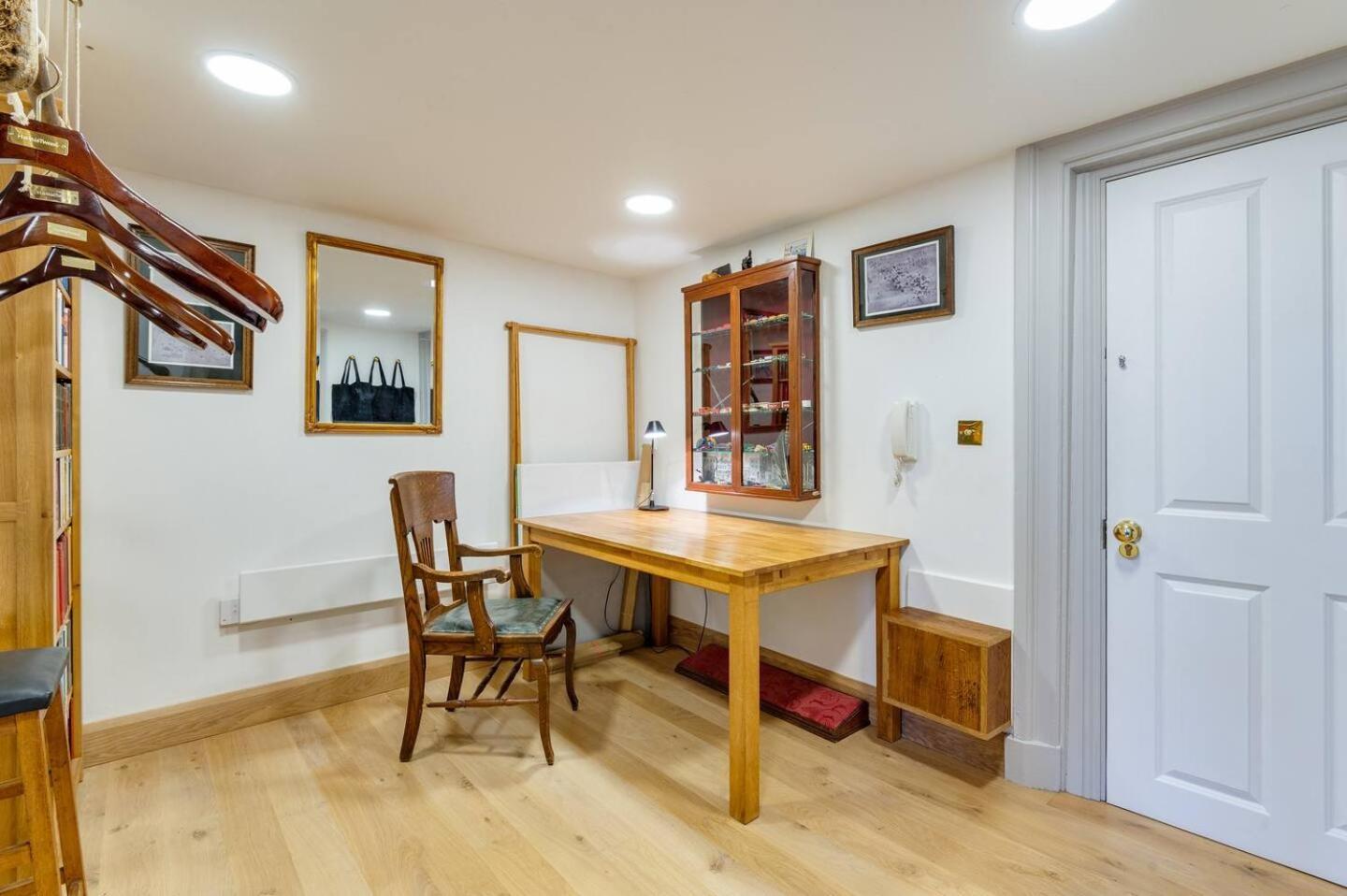 Pass The Keys Stunning Flat Within Walls * York