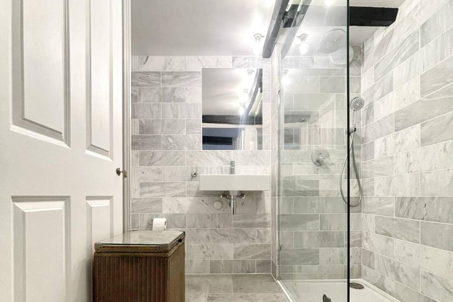 Pass The Keys Stunning Flat Within Walls Apartment *