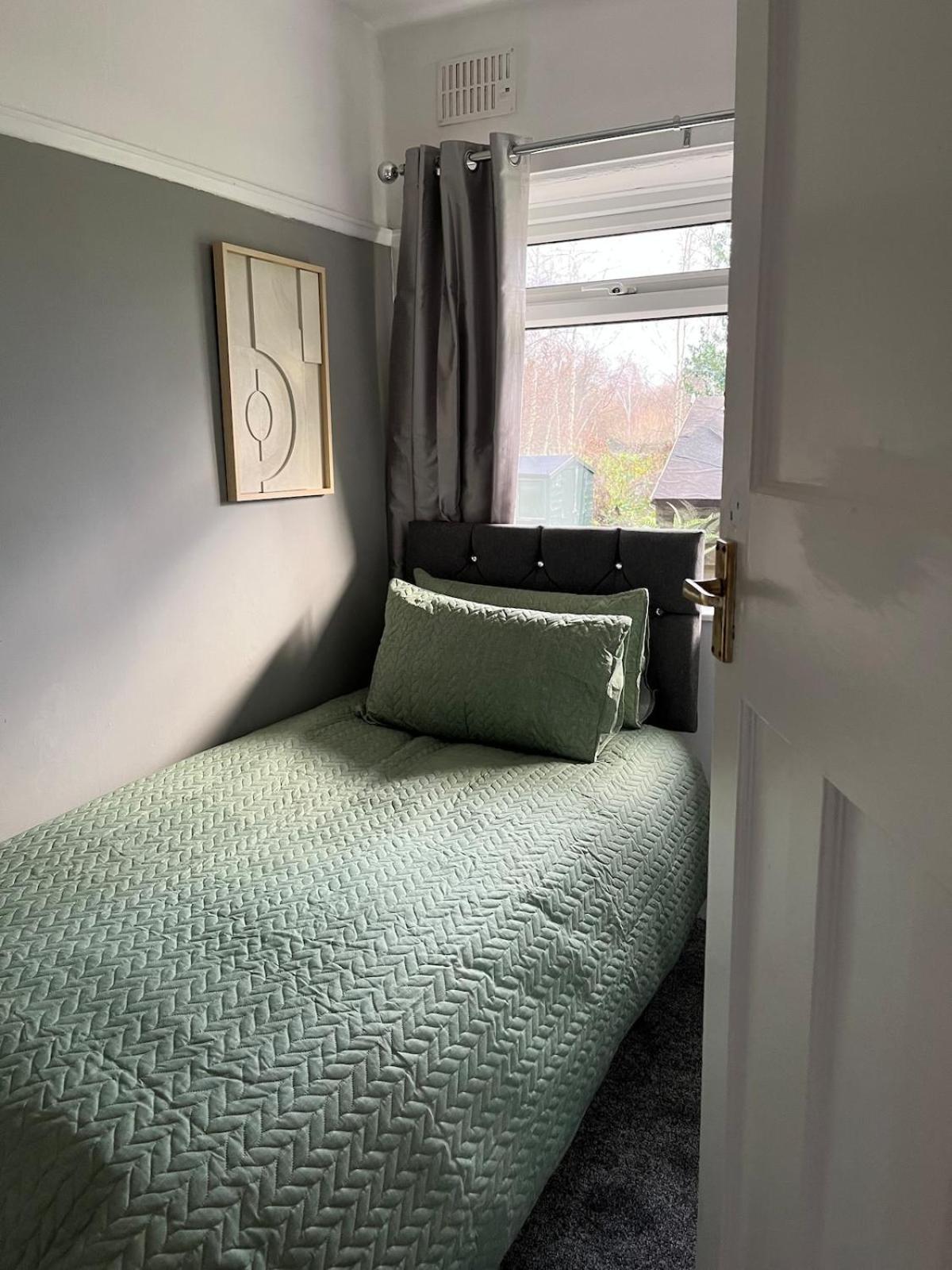 Apartment New Stylish Sleeps 7 Parking & Garden