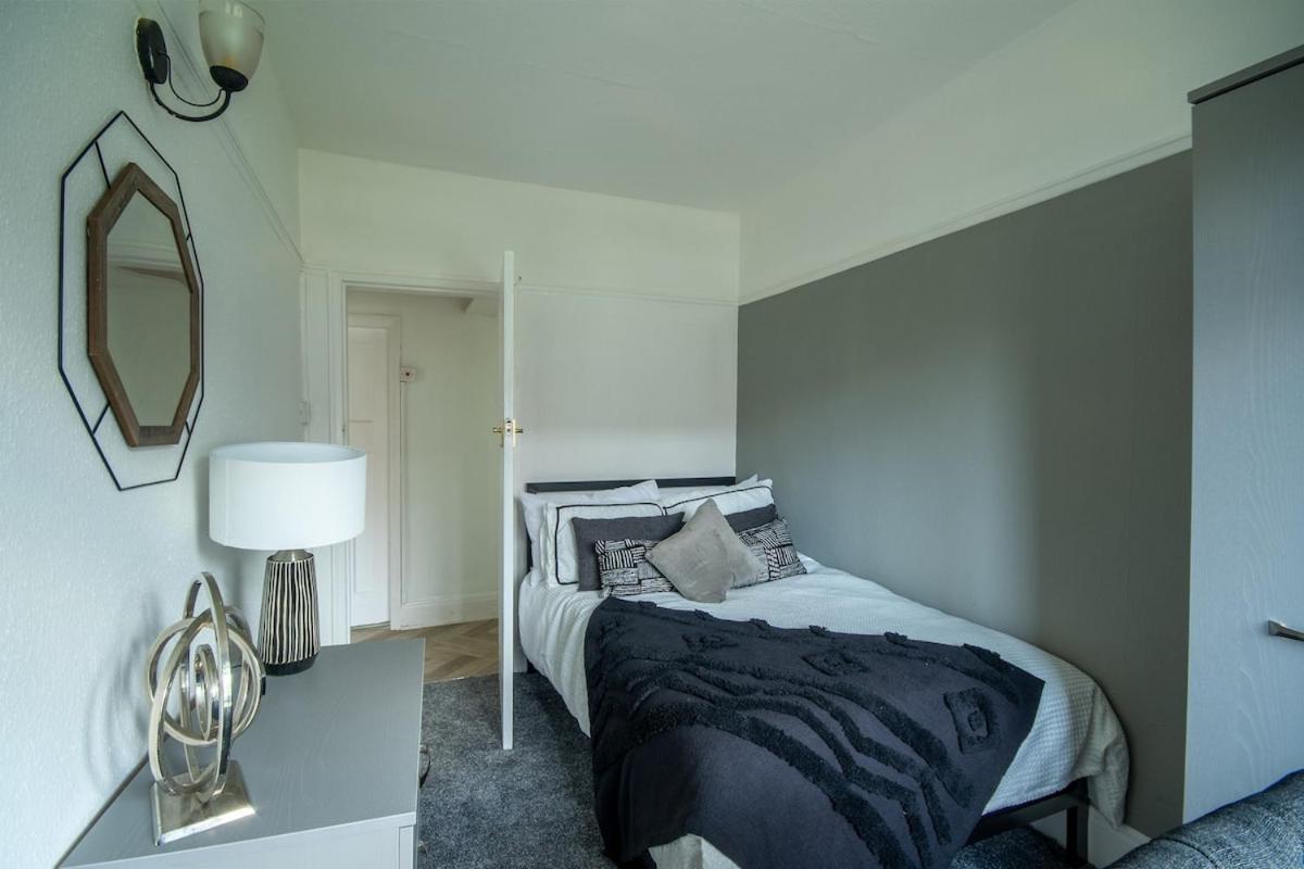 New Stylish Sleeps 7 Parking & Garden Apartment York