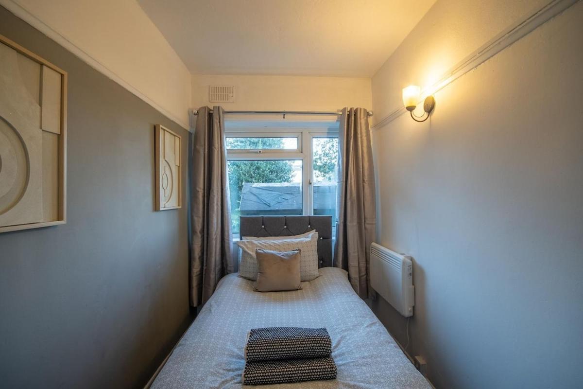 New Stylish Sleeps 7 Parking & Garden Apartment *