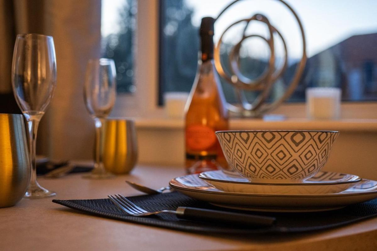 New Stylish Sleeps 7 Parking & Garden Apartment *