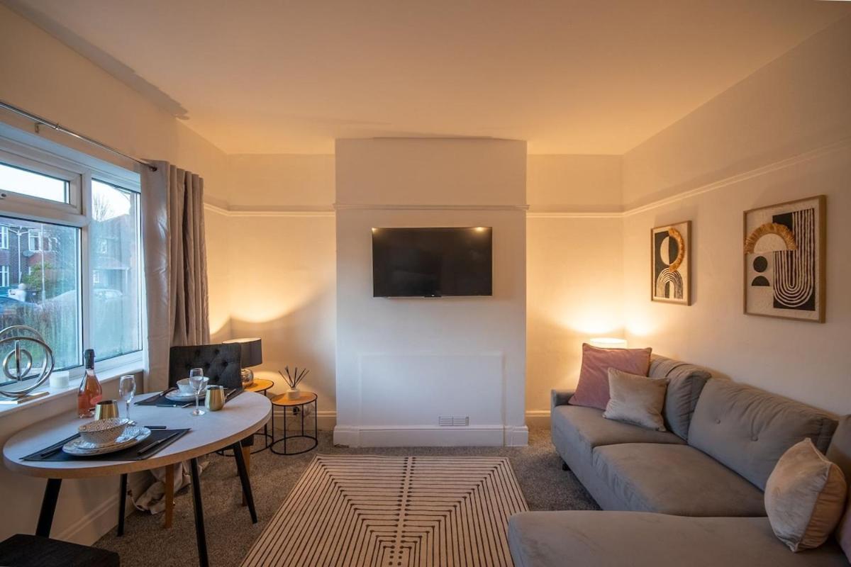 Apartment New Stylish Sleeps 7 Parking & Garden *