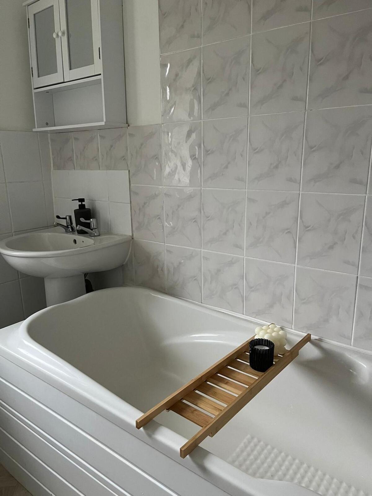 Apartment New Stylish Sleeps 7 Parking & Garden