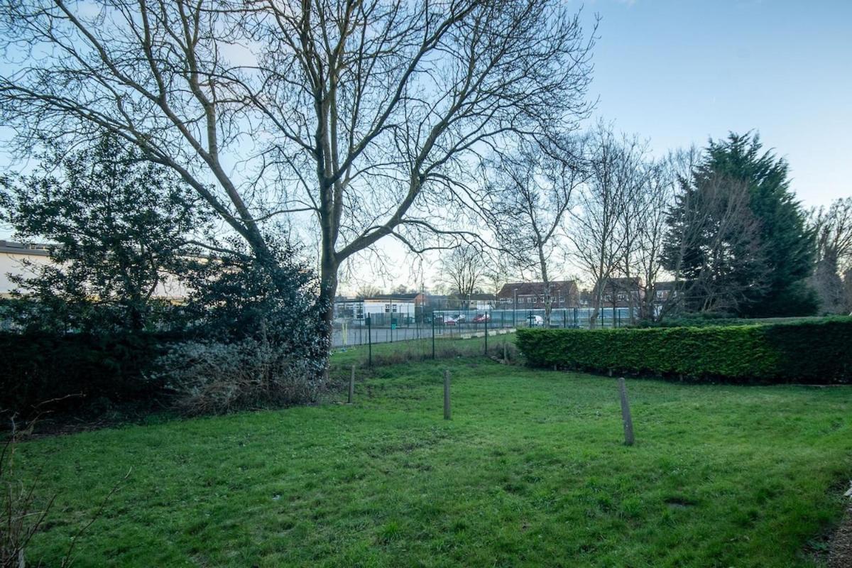 New Stylish Sleeps 7 Parking & Garden Apartment *